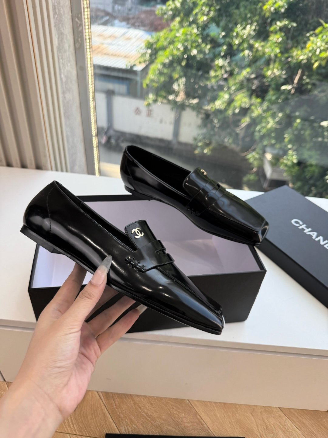 G988带飞机盒Chane*26ss夏季新款玛丽珍单鞋 温柔名媛的氛围感缓缓蔓延,圆润鞋头搭配精巧的小蝴蝶结,撞色双C贴 G988带飞机盒Chane*26ss夏季新款玛丽珍单鞋 温柔名媛的氛围感缓缓蔓延,圆润鞋头搭配精巧的小蝴蝶结,撞色双C贴