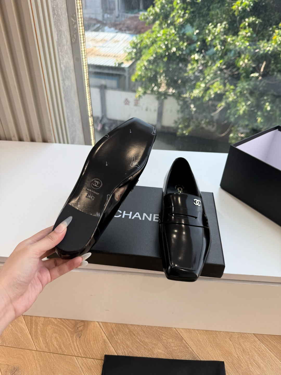 G988带飞机盒Chane*26ss夏季新款玛丽珍单鞋 温柔名媛的氛围感缓缓蔓延,圆润鞋头搭配精巧的小蝴蝶结,撞色双C贴 G988带飞机盒Chane*26ss夏季新款玛丽珍单鞋 温柔名媛的氛围感缓缓蔓延,圆润鞋头搭配精巧的小蝴蝶结,撞色双C贴