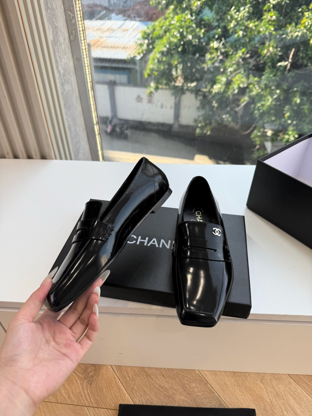 G988带飞机盒Chane*26ss夏季新款玛丽珍单鞋 温柔名媛的氛围感缓缓蔓延,圆润鞋头搭配精巧的小蝴蝶结,撞色双C贴 G988带飞机盒Chane*26ss夏季新款玛丽珍单鞋 温柔名媛的氛围感缓缓蔓延,圆润鞋头搭配精巧的小蝴蝶结,撞色双C贴