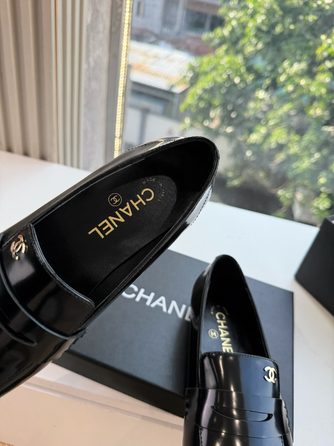 G988带飞机盒Chane*26ss夏季新款玛丽珍单鞋 温柔名媛的氛围感缓缓蔓延,圆润鞋头搭配精巧的小蝴蝶结,撞色双C贴 G988带飞机盒Chane*26ss夏季新款玛丽珍单鞋 温柔名媛的氛围感缓缓蔓延,圆润鞋头搭配精巧的小蝴蝶结,撞色双C贴
