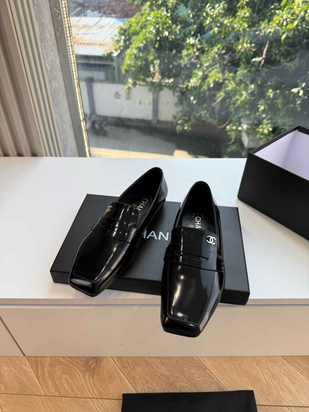 G988带飞机盒Chane*26ss夏季新款玛丽珍单鞋 温柔名媛的氛围感缓缓蔓延,圆润鞋头搭配精巧的小蝴蝶结,撞色双C贴 G988带飞机盒Chane*26ss夏季新款玛丽珍单鞋 温柔名媛的氛围感缓缓蔓延,圆润鞋头搭配精巧的小蝴蝶结,撞色双C贴