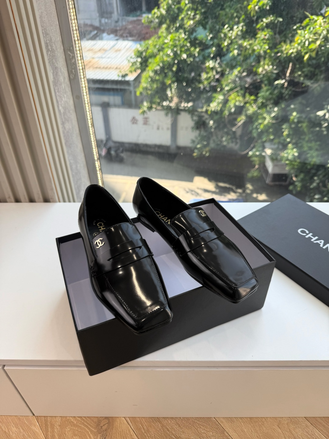 G988带飞机盒Chane*26ss夏季新款玛丽珍单鞋 温柔名媛的氛围感缓缓蔓延,圆润鞋头搭配精巧的小蝴蝶结,撞色双C贴 G988带飞机盒Chane*26ss夏季新款玛丽珍单鞋 温柔名媛的氛围感缓缓蔓延,圆润鞋头搭配精巧的小蝴蝶结,撞色双C贴
