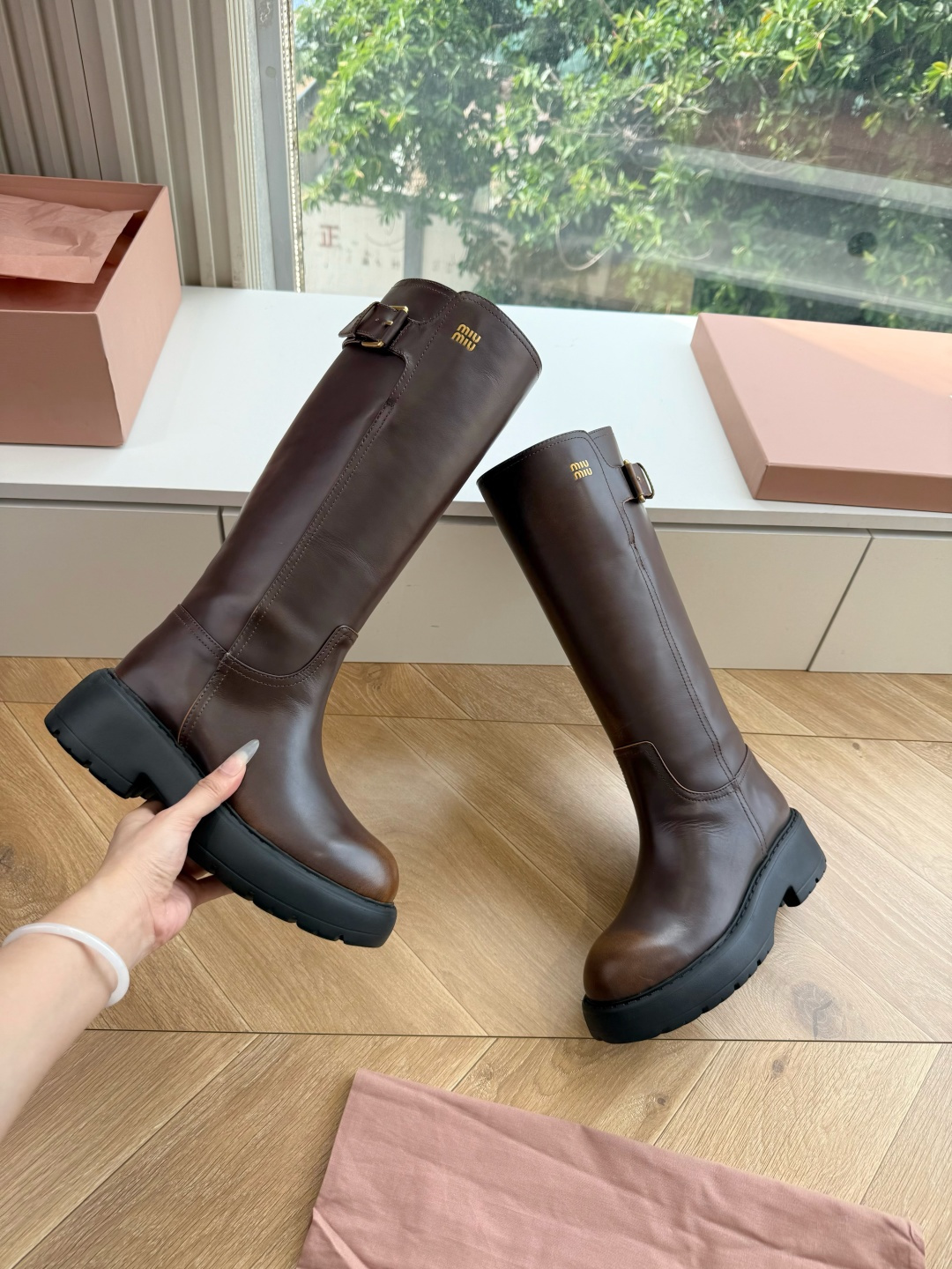 G0286爆款 Miumiu谬谬朋克风秋冬机车造型长靴松弛感限量走秀款一双封神复古骑士靴 🤩怎么穿都好看今夏时髦精最爱 G0286爆款 Miumiu谬谬朋克风秋冬机车造型长靴松弛感限量走秀款一双封神复古骑士靴 🤩怎么穿都好看今夏时髦精最爱