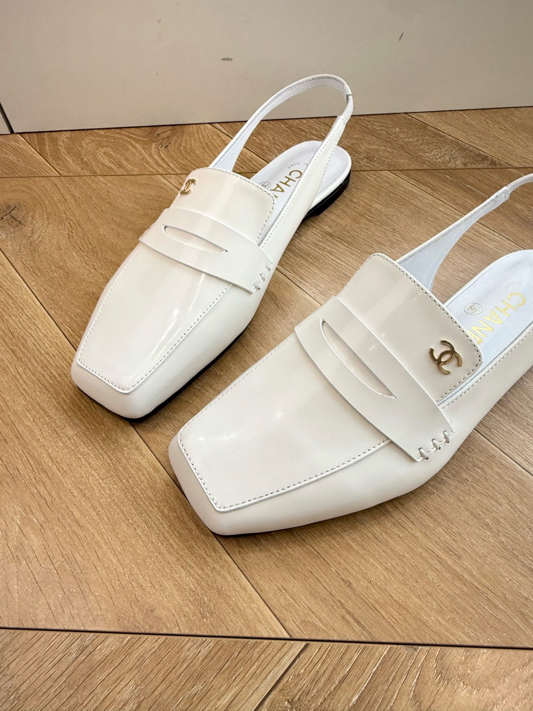 G988😀CHANEL* 香奈儿小香2026专柜同步新款高跟鞋单鞋凉鞋 极简设计 超好搭配的日常款、无论高度 质感都无可 G988😀CHANEL* 香奈儿小香2026专柜同步新款高跟鞋单鞋凉鞋 极简设计 超好搭配的日常款、无论高度 质感都无可
