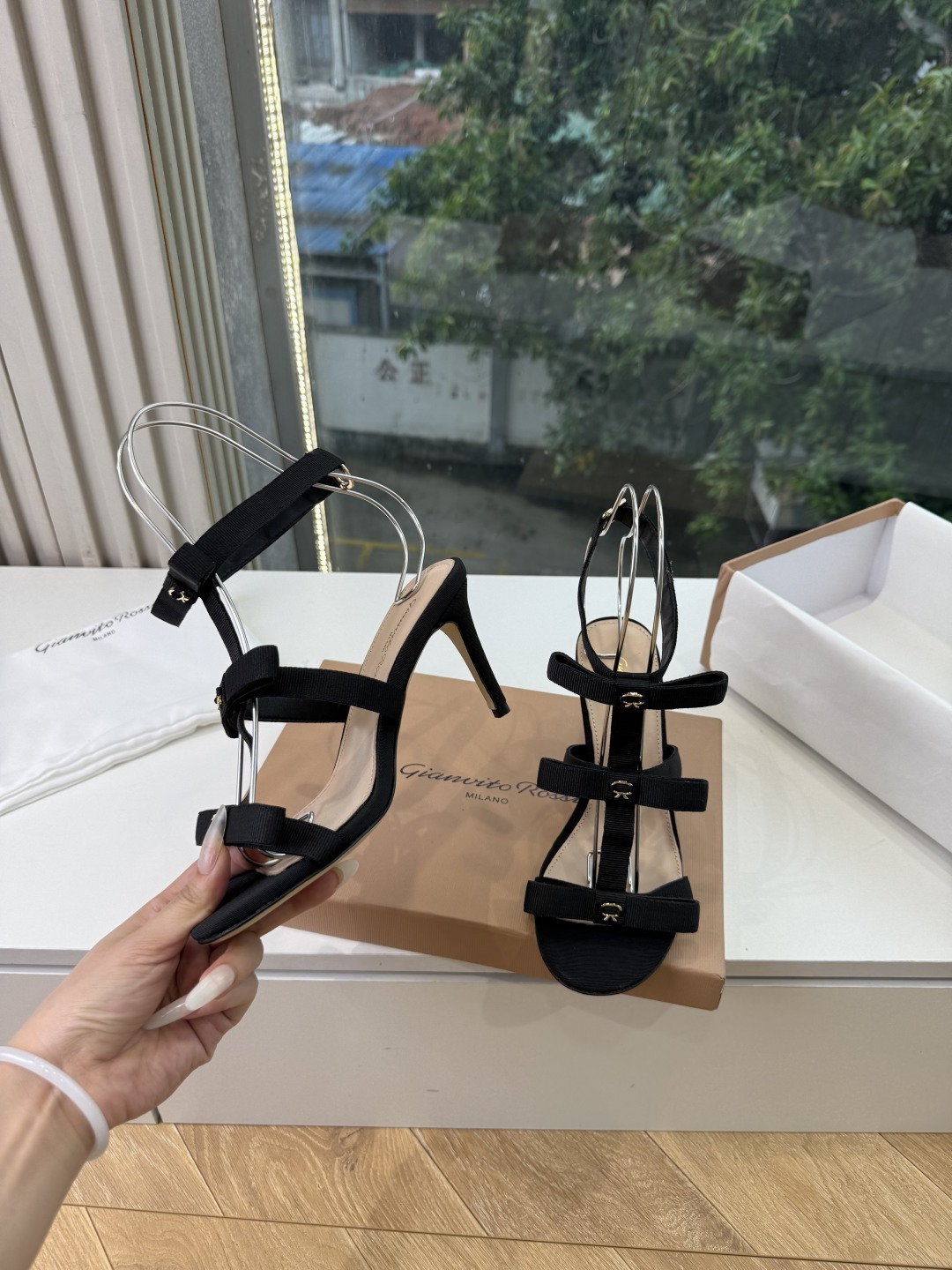 G305😀GianvitoRossi吉安维托罗西拖鞋凉鞋系列经典拖鞋凉鞋 超级百搭的一款单品 面料 ：原版材质 内里：选