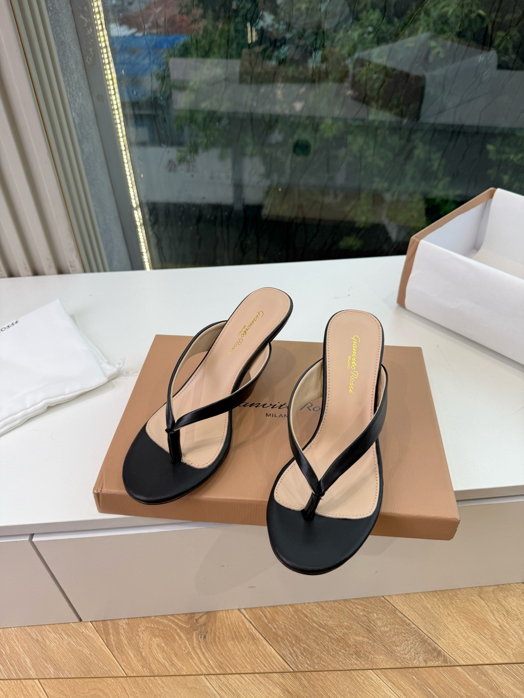 G305😀GianvitoRossi吉安维托罗西拖鞋凉鞋系列经典拖鞋凉鞋 超级百搭的一款单品 面料 :原版材质 内里:选 G305😀GianvitoRossi吉安维托罗西拖鞋凉鞋系列经典拖鞋凉鞋 超级百搭的一款单品 面料 :原版材质 内里:选