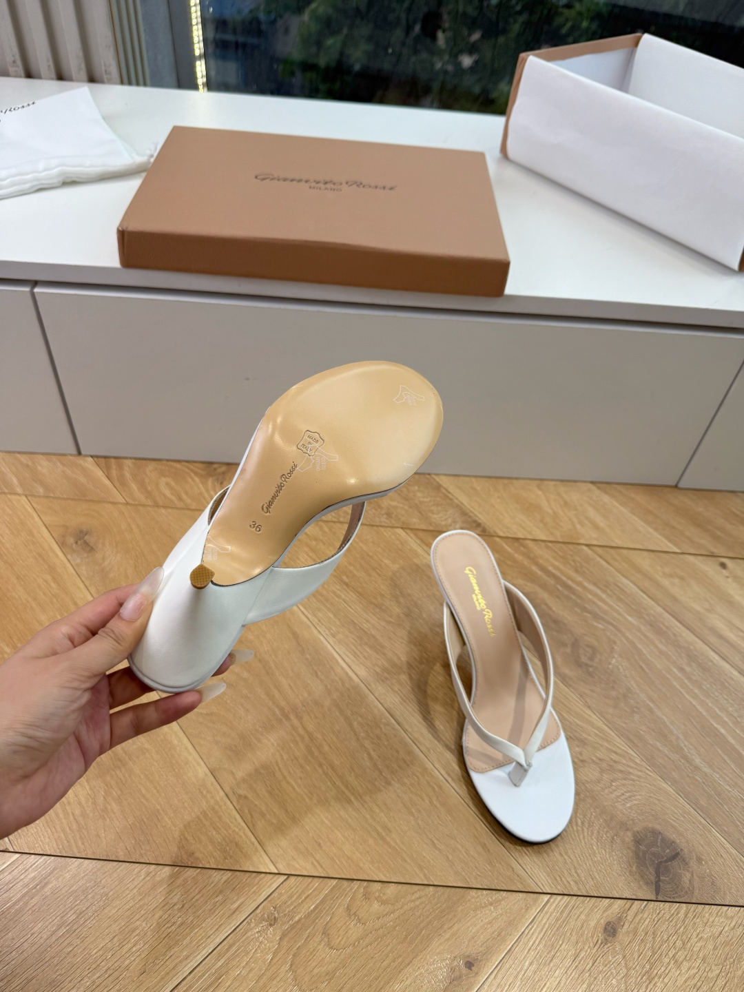 G305😀GianvitoRossi吉安维托罗西拖鞋凉鞋系列经典拖鞋凉鞋 超级百搭的一款单品 面料 ：原版材质 内里：选