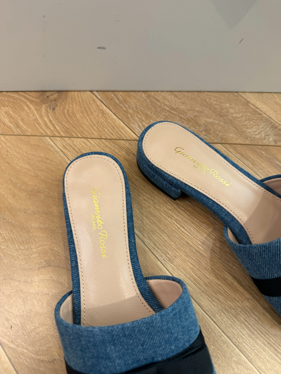 G305😀GianvitoRossi吉安维托罗西拖鞋凉鞋系列经典拖鞋凉鞋 超级百搭的一款单品 面料 ：原版材质 内里：选