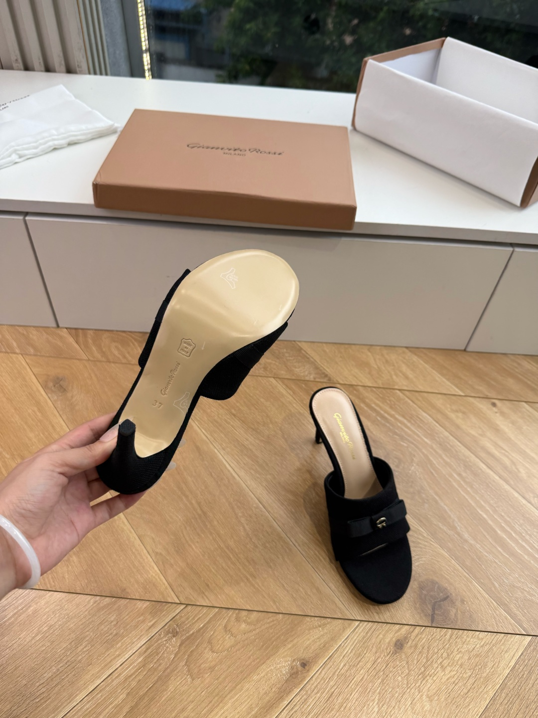 G305😀GianvitoRossi吉安维托罗西拖鞋凉鞋系列经典拖鞋凉鞋 超级百搭的一款单品 面料 :原版材质 内里:选 G305😀GianvitoRossi吉安维托罗西拖鞋凉鞋系列经典拖鞋凉鞋 超级百搭的一款单品 面料 :原版材质 内里:选
