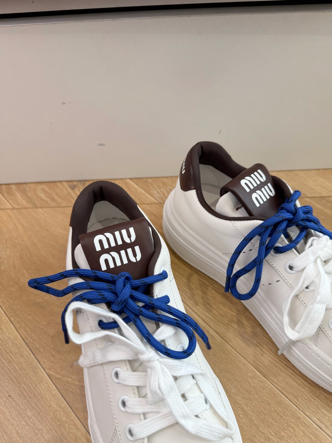 G08顶级缪缪春夏新款走秀MiuMiu饼干底透气休闲鞋秀场工艺来自Miu Miu系列的细节特写 新季的潮流此刻挚爱的概念 G08顶级缪缪春夏新款走秀MiuMiu饼干底透气休闲鞋秀场工艺来自Miu Miu系列的细节特写 新季的潮流此刻挚爱的概念