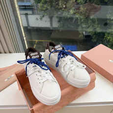 G08顶级缪缪春夏新款走秀MiuMiu饼干底透气休闲鞋秀场工艺来自Miu Miu系列的细节特写 新季的潮流此刻挚爱的概念 G08顶级缪缪春夏新款走秀MiuMiu饼干底透气休闲鞋秀场工艺来自Miu Miu系列的细节特写 新季的潮流此刻挚爱的概念