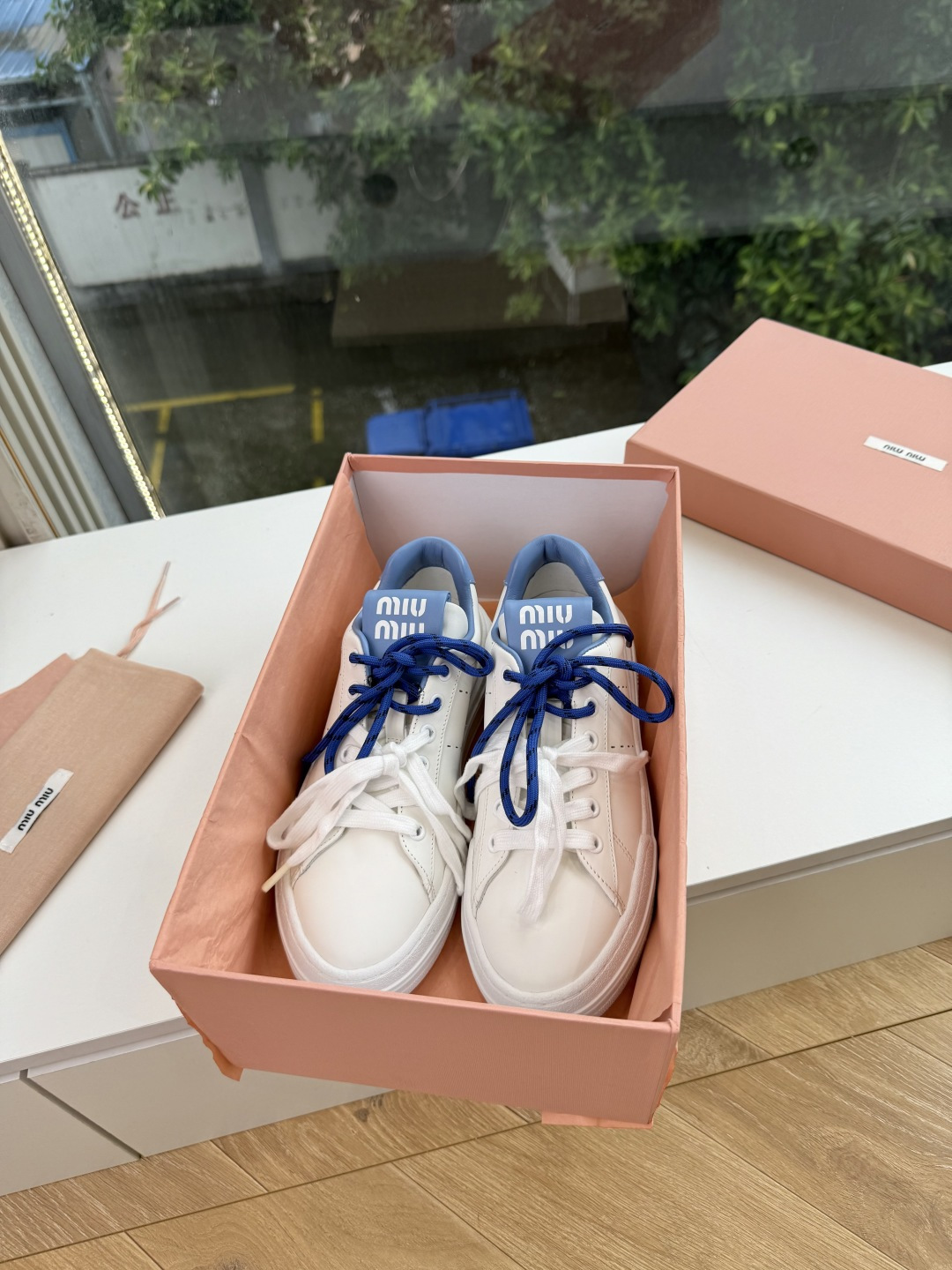 G08顶级缪缪春夏新款走秀MiuMiu饼干底透气休闲鞋秀场工艺来自Miu Miu系列的细节特写 新季的潮流此刻挚爱的概念 G08顶级缪缪春夏新款走秀MiuMiu饼干底透气休闲鞋秀场工艺来自Miu Miu系列的细节特写 新季的潮流此刻挚爱的概念