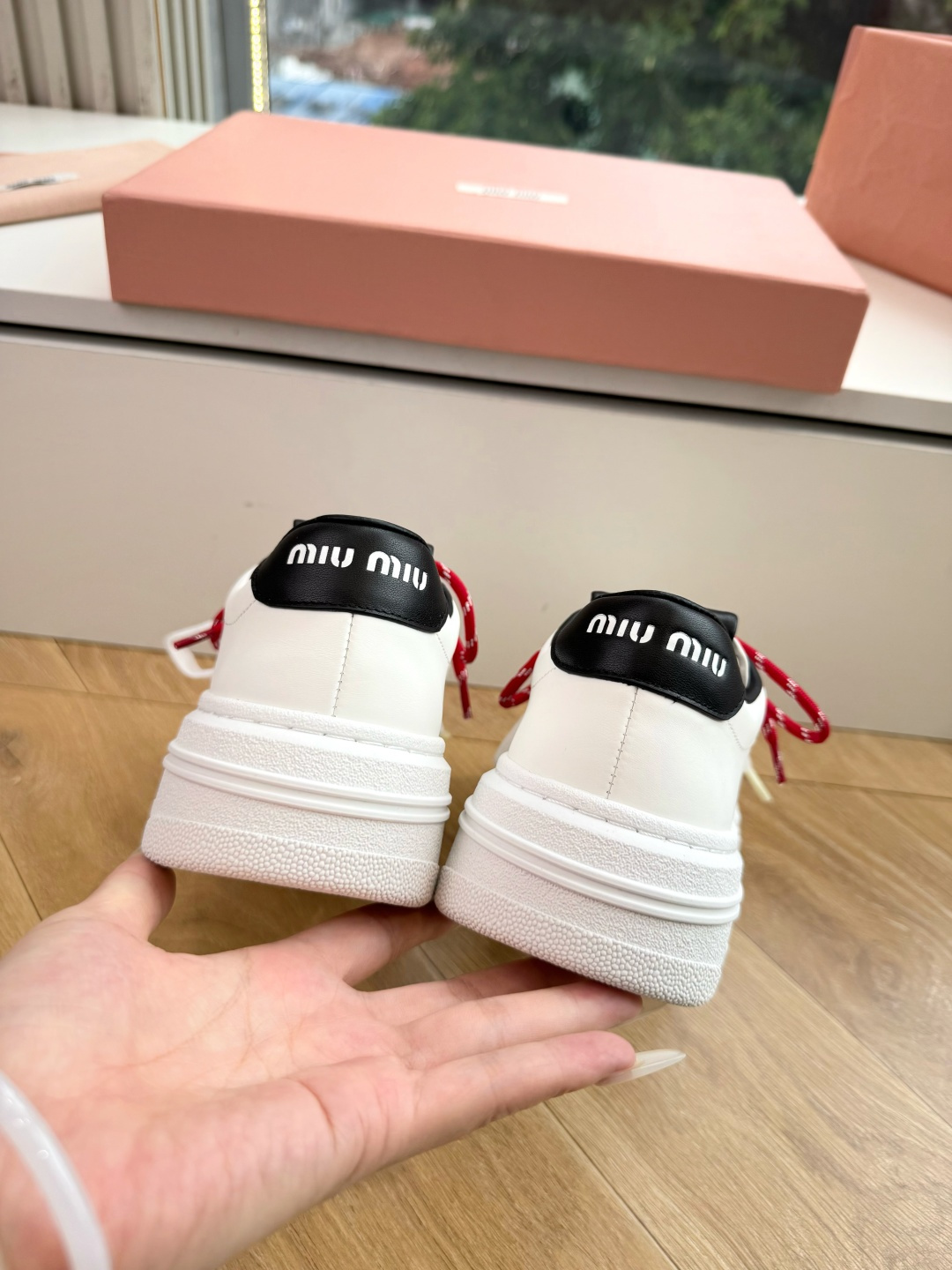 G08顶级缪缪春夏新款走秀MiuMiu饼干底透气休闲鞋秀场工艺来自Miu Miu系列的细节特写 新季的潮流此刻挚爱的概念 G08顶级缪缪春夏新款走秀MiuMiu饼干底透气休闲鞋秀场工艺来自Miu Miu系列的细节特写 新季的潮流此刻挚爱的概念
