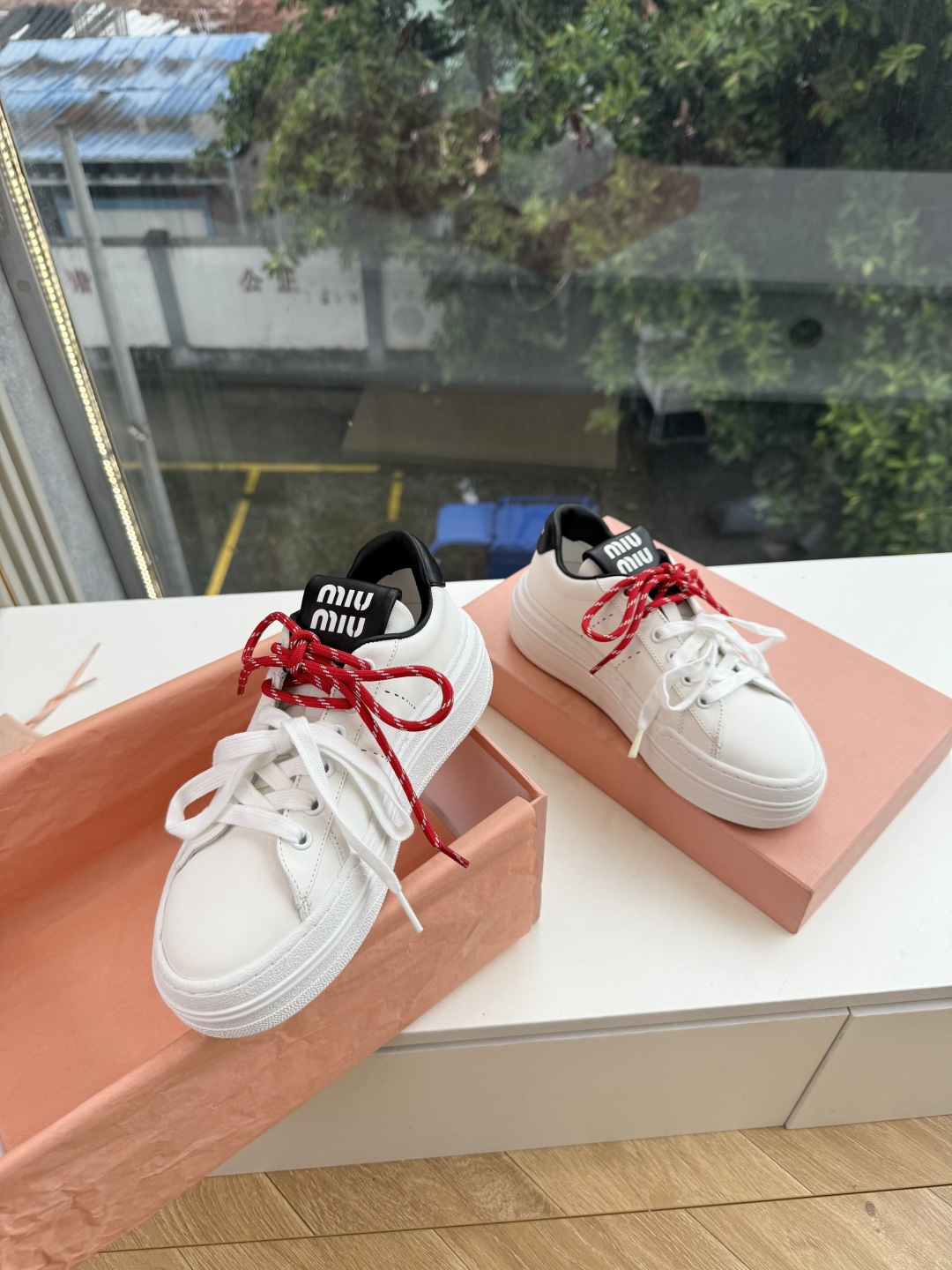 G08顶级缪缪春夏新款走秀MiuMiu饼干底透气休闲鞋秀场工艺来自Miu Miu系列的细节特写 新季的潮流此刻挚爱的概念 G08顶级缪缪春夏新款走秀MiuMiu饼干底透气休闲鞋秀场工艺来自Miu Miu系列的细节特写 新季的潮流此刻挚爱的概念