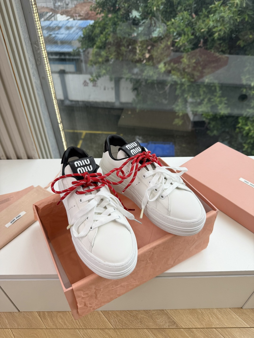 G08顶级缪缪春夏新款走秀MiuMiu饼干底透气休闲鞋秀场工艺来自Miu Miu系列的细节特写 新季的潮流此刻挚爱的概念 G08顶级缪缪春夏新款走秀MiuMiu饼干底透气休闲鞋秀场工艺来自Miu Miu系列的细节特写 新季的潮流此刻挚爱的概念