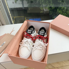 G08顶级缪缪春夏新款走秀MiuMiu饼干底透气休闲鞋秀场工艺来自Miu Miu系列的细节特写 新季的潮流此刻挚爱的概念 G08顶级缪缪春夏新款走秀MiuMiu饼干底透气休闲鞋秀场工艺来自Miu Miu系列的细节特写 新季的潮流此刻挚爱的概念