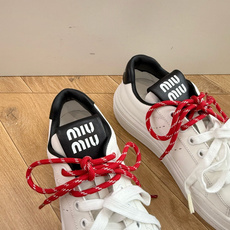 G08顶级缪缪春夏新款走秀MiuMiu饼干底透气休闲鞋秀场工艺来自Miu Miu系列的细节特写 新季的潮流此刻挚爱的概念 G08顶级缪缪春夏新款走秀MiuMiu饼干底透气休闲鞋秀场工艺来自Miu Miu系列的细节特写 新季的潮流此刻挚爱的概念