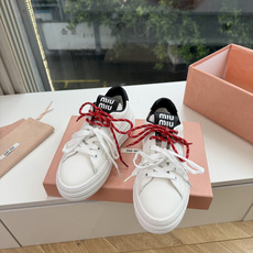G08顶级缪缪春夏新款走秀MiuMiu饼干底透气休闲鞋秀场工艺来自Miu Miu系列的细节特写 新季的潮流此刻挚爱的概念 G08顶级缪缪春夏新款走秀MiuMiu饼干底透气休闲鞋秀场工艺来自Miu Miu系列的细节特写 新季的潮流此刻挚爱的概念