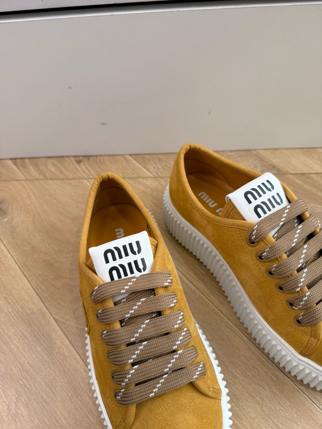 G021顶级缪缪春夏新款走秀MiuMiu饼干底透气休闲鞋秀场工艺来自Miu Miu系列的细节特写 新季的潮流此刻挚爱的概 G021顶级缪缪春夏新款走秀MiuMiu饼干底透气休闲鞋秀场工艺来自Miu Miu系列的细节特写 新季的潮流此刻挚爱的概