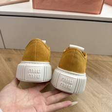 G021顶级缪缪春夏新款走秀MiuMiu饼干底透气休闲鞋秀场工艺来自Miu Miu系列的细节特写 新季的潮流此刻挚爱的概 G021顶级缪缪春夏新款走秀MiuMiu饼干底透气休闲鞋秀场工艺来自Miu Miu系列的细节特写 新季的潮流此刻挚爱的概