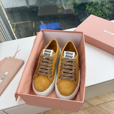 G021顶级缪缪春夏新款走秀MiuMiu饼干底透气休闲鞋秀场工艺来自Miu Miu系列的细节特写 新季的潮流此刻挚爱的概 G021顶级缪缪春夏新款走秀MiuMiu饼干底透气休闲鞋秀场工艺来自Miu Miu系列的细节特写 新季的潮流此刻挚爱的概