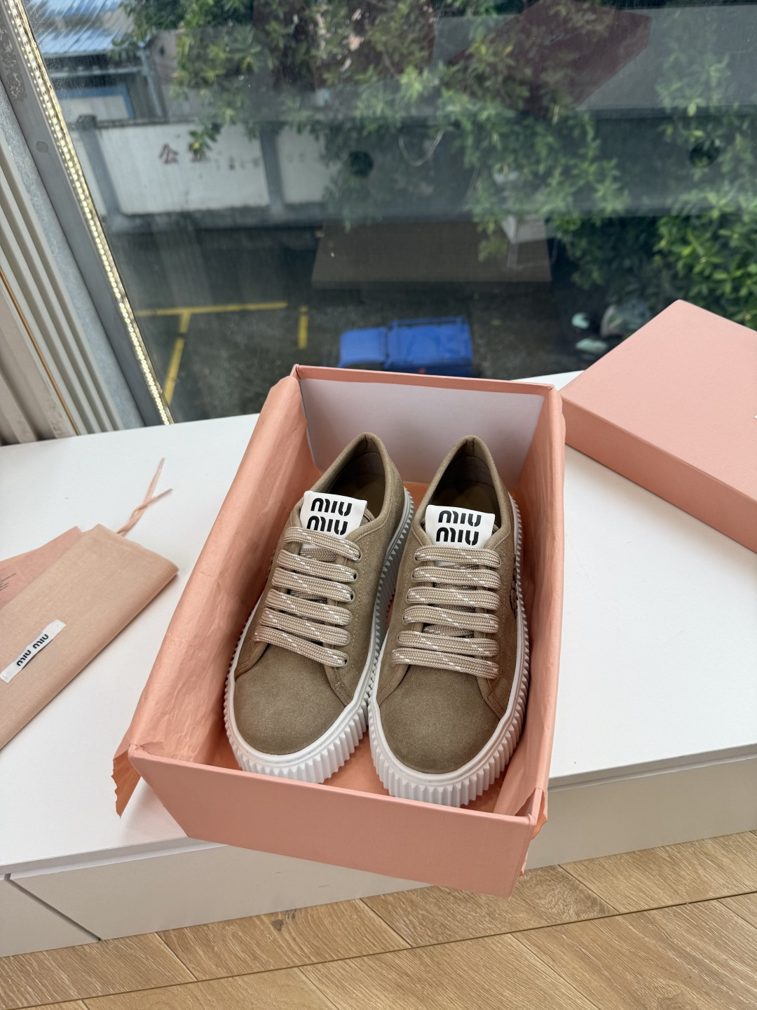 G021顶级缪缪春夏新款走秀MiuMiu饼干底透气休闲鞋秀场工艺来自Miu Miu系列的细节特写 新季的潮流此刻挚爱的概