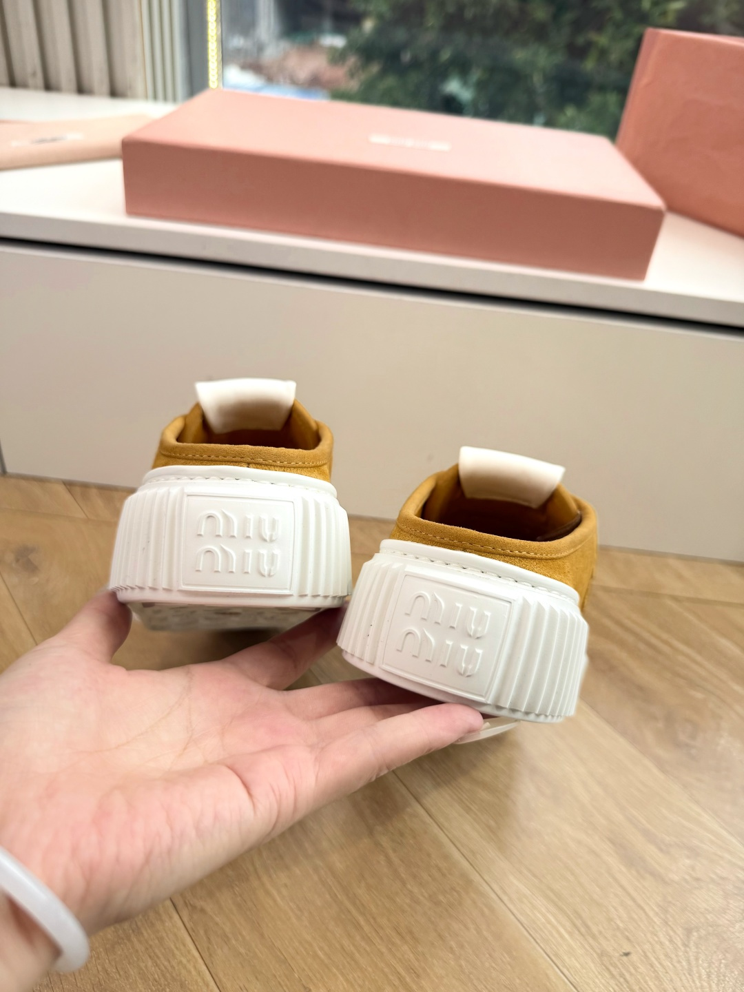 G021顶级缪缪春夏新款走秀MiuMiu饼干底透气休闲鞋秀场工艺来自Miu Miu系列的细节特写 新季的潮流此刻挚爱的概 G021顶级缪缪春夏新款走秀MiuMiu饼干底透气休闲鞋秀场工艺来自Miu Miu系列的细节特写 新季的潮流此刻挚爱的概