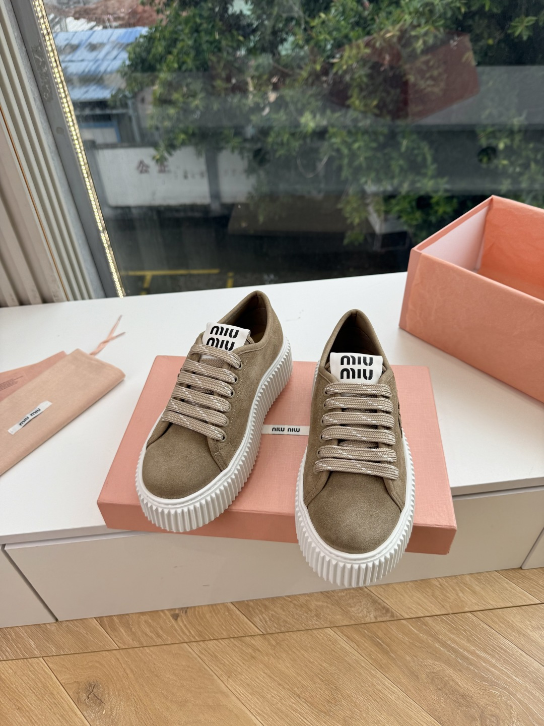 G021顶级缪缪春夏新款走秀MiuMiu饼干底透气休闲鞋秀场工艺来自Miu Miu系列的细节特写 新季的潮流此刻挚爱的概 G021顶级缪缪春夏新款走秀MiuMiu饼干底透气休闲鞋秀场工艺来自Miu Miu系列的细节特写 新季的潮流此刻挚爱的概