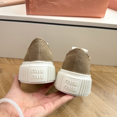 G021顶级缪缪春夏新款走秀MiuMiu饼干底透气休闲鞋秀场工艺来自Miu Miu系列的细节特写 新季的潮流此刻挚爱的概 G021顶级缪缪春夏新款走秀MiuMiu饼干底透气休闲鞋秀场工艺来自Miu Miu系列的细节特写 新季的潮流此刻挚爱的概