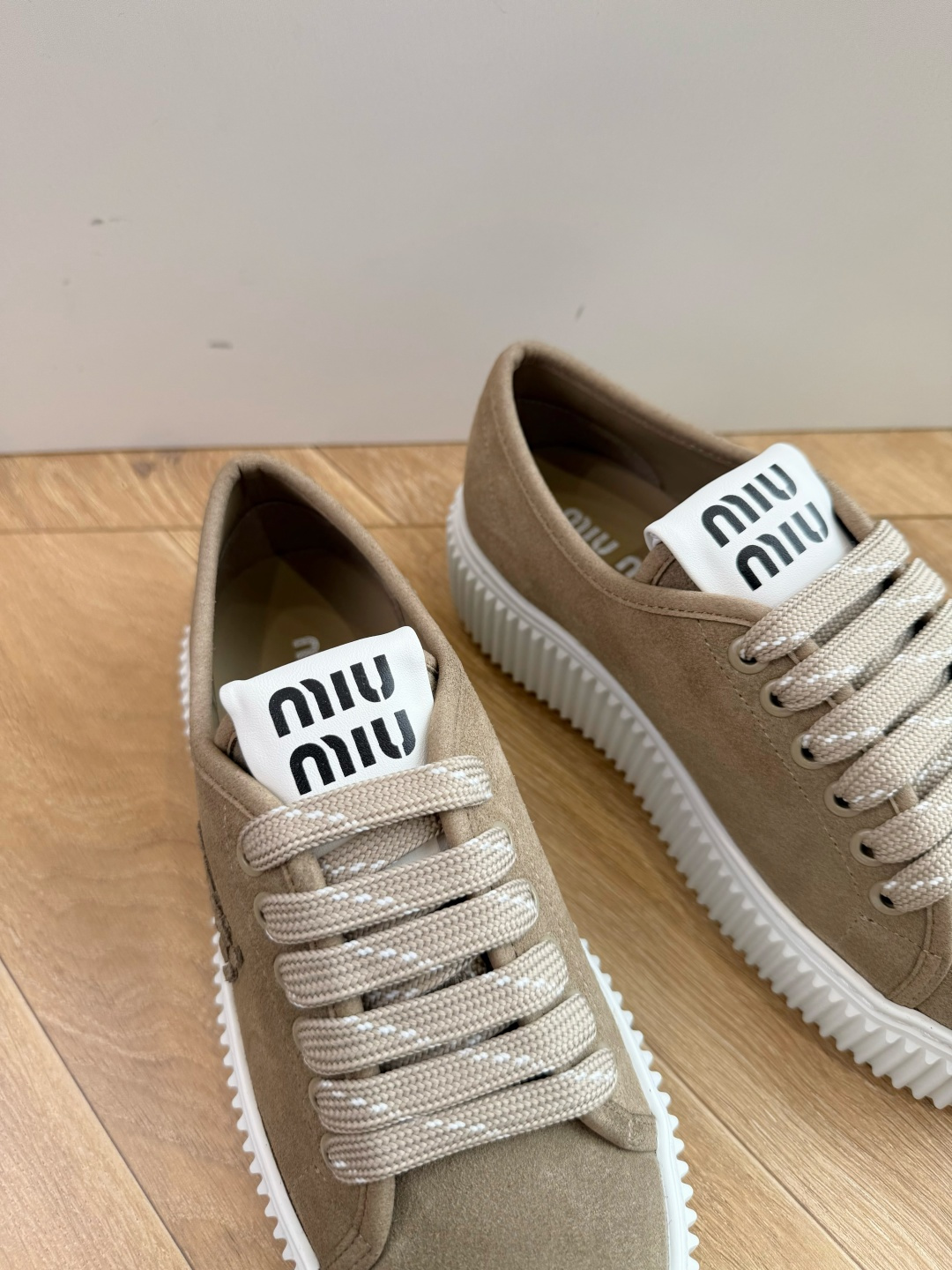 G021顶级缪缪春夏新款走秀MiuMiu饼干底透气休闲鞋秀场工艺来自Miu Miu系列的细节特写 新季的潮流此刻挚爱的概 G021顶级缪缪春夏新款走秀MiuMiu饼干底透气休闲鞋秀场工艺来自Miu Miu系列的细节特写 新季的潮流此刻挚爱的概