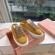 G021顶级缪缪春夏新款走秀MiuMiu饼干底透气休闲鞋秀场工艺来自Miu Miu系列的细节特写 新季的潮流此刻挚爱的概 G021顶级缪缪春夏新款走秀MiuMiu饼干底透气休闲鞋秀场工艺来自Miu Miu系列的细节特写 新季的潮流此刻挚爱的概