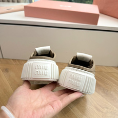 G021顶级缪缪春夏新款走秀MiuMiu饼干底透气休闲鞋秀场工艺来自Miu Miu系列的细节特写 新季的潮流此刻挚爱的概 G021顶级缪缪春夏新款走秀MiuMiu饼干底透气休闲鞋秀场工艺来自Miu Miu系列的细节特写 新季的潮流此刻挚爱的概