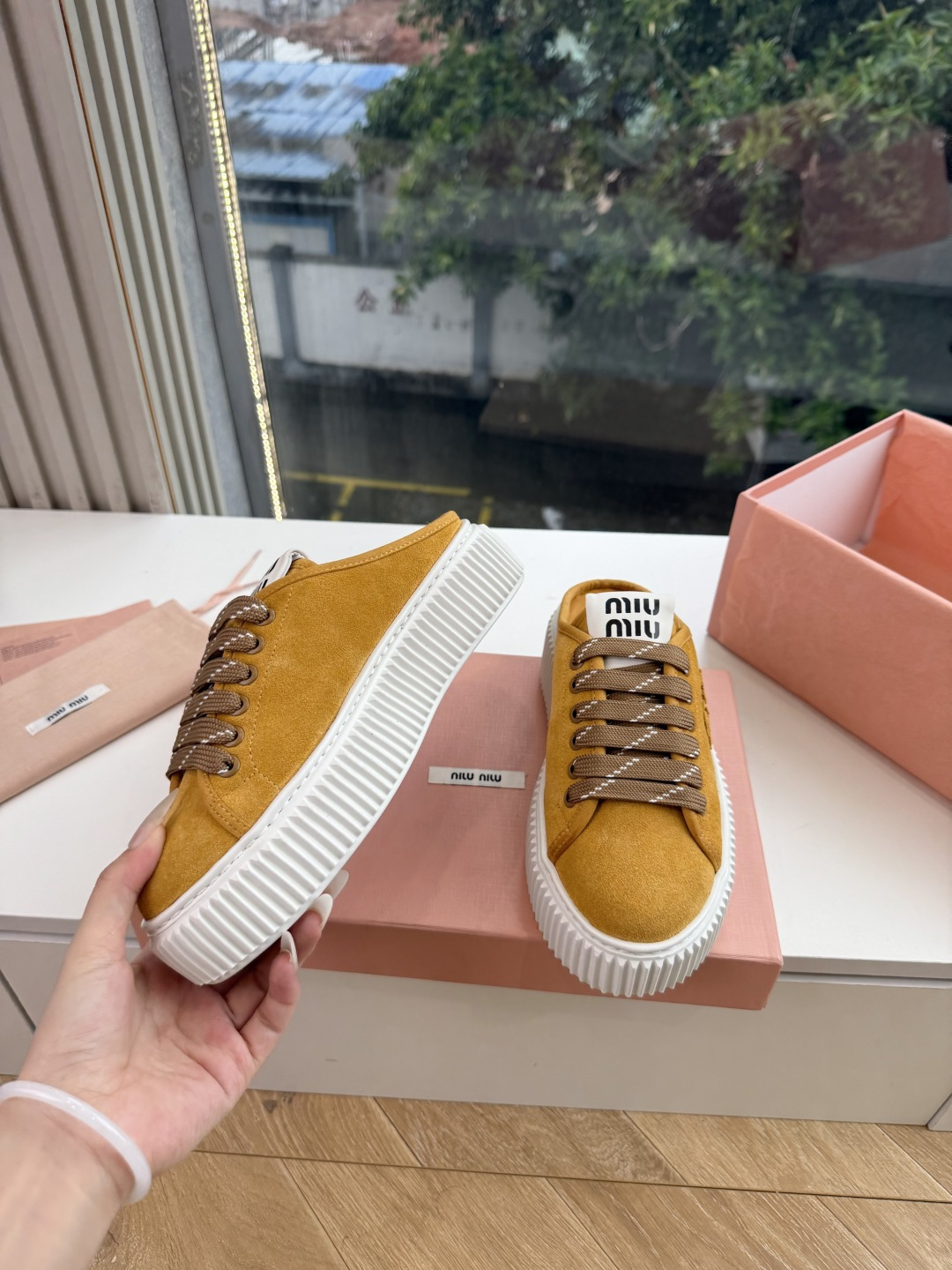 G021顶级缪缪春夏新款走秀MiuMiu饼干底透气休闲鞋秀场工艺来自Miu Miu系列的细节特写 新季的潮流此刻挚爱的概 G021顶级缪缪春夏新款走秀MiuMiu饼干底透气休闲鞋秀场工艺来自Miu Miu系列的细节特写 新季的潮流此刻挚爱的概