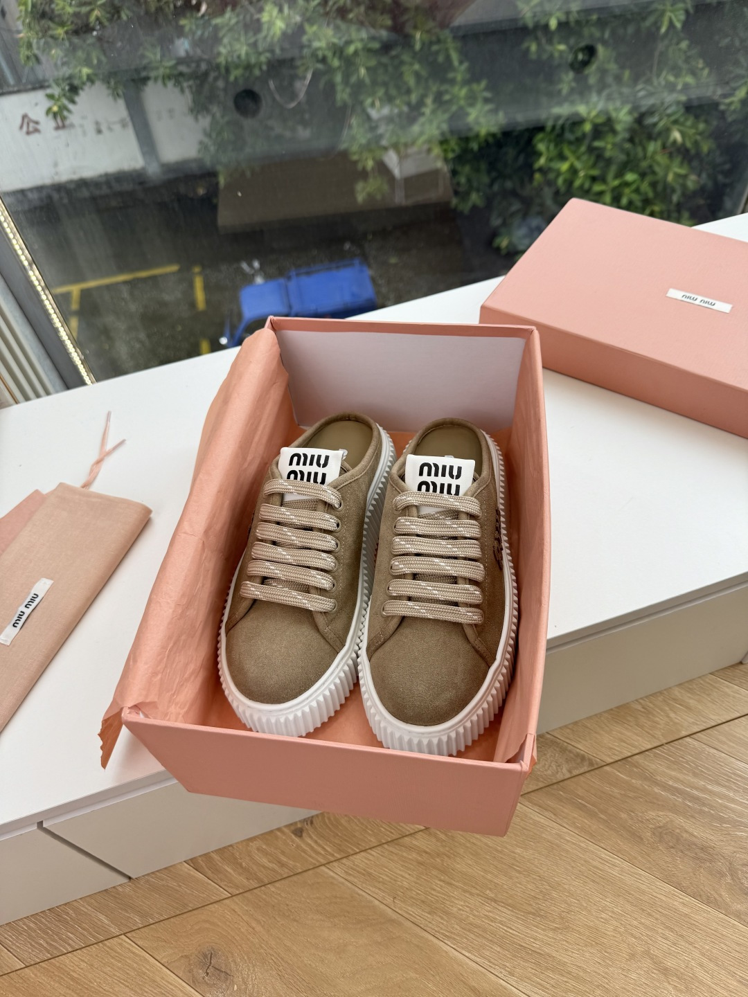 G021顶级缪缪春夏新款走秀MiuMiu饼干底透气休闲鞋秀场工艺来自Miu Miu系列的细节特写 新季的潮流此刻挚爱的概