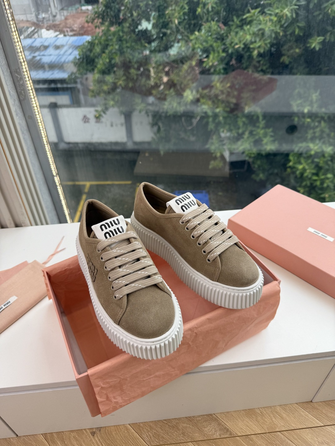 G021顶级缪缪春夏新款走秀MiuMiu饼干底透气休闲鞋秀场工艺来自Miu Miu系列的细节特写 新季的潮流此刻挚爱的概 G021顶级缪缪春夏新款走秀MiuMiu饼干底透气休闲鞋秀场工艺来自Miu Miu系列的细节特写 新季的潮流此刻挚爱的概