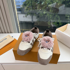 带装饰G000所见即所得2026年秀场上推出的 LV Footprint Soccer 芭蕾运动鞋是 Pharrell 带装饰G000所见即所得2026年秀场上推出的 LV Footprint Soccer 芭蕾运动鞋是 Pharrell