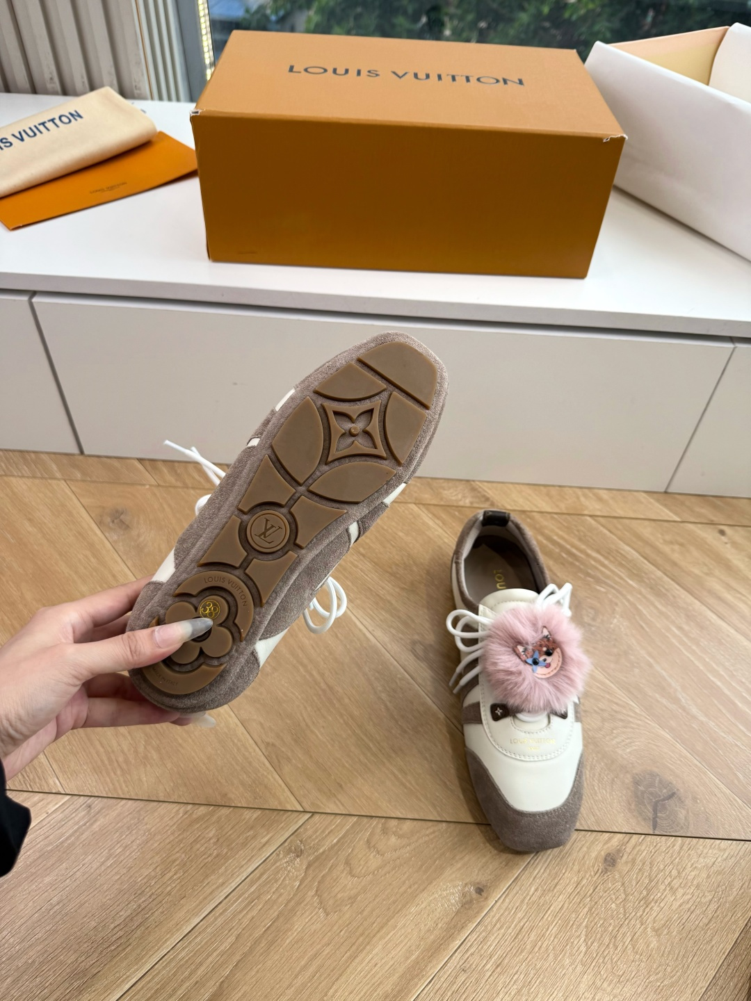 带装饰G000所见即所得2026年秀场上推出的 LV Footprint Soccer 芭蕾运动鞋是 Pharrell 带装饰G000所见即所得2026年秀场上推出的 LV Footprint Soccer 芭蕾运动鞋是 Pharrell