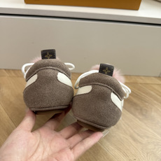 带装饰G000所见即所得2026年秀场上推出的 LV Footprint Soccer 芭蕾运动鞋是 Pharrell 带装饰G000所见即所得2026年秀场上推出的 LV Footprint Soccer 芭蕾运动鞋是 Pharrell