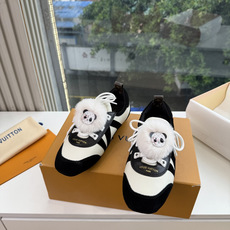 带装饰G000所见即所得2026年秀场上推出的 LV Footprint Soccer 芭蕾运动鞋是 Pharrell 带装饰G000所见即所得2026年秀场上推出的 LV Footprint Soccer 芭蕾运动鞋是 Pharrell