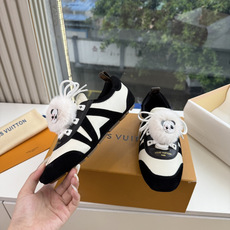 带装饰G000所见即所得2026年秀场上推出的 LV Footprint Soccer 芭蕾运动鞋是 Pharrell 带装饰G000所见即所得2026年秀场上推出的 LV Footprint Soccer 芭蕾运动鞋是 Pharrell