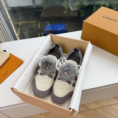 带装饰G000所见即所得2026年秀场上推出的 LV Footprint Soccer 芭蕾运动鞋是 Pharrell 带装饰G000所见即所得2026年秀场上推出的 LV Footprint Soccer 芭蕾运动鞋是 Pharrell
