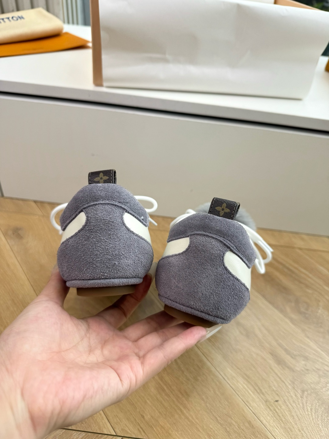 带装饰G000所见即所得2026年秀场上推出的 LV Footprint Soccer 芭蕾运动鞋是 Pharrell 带装饰G000所见即所得2026年秀场上推出的 LV Footprint Soccer 芭蕾运动鞋是 Pharrell