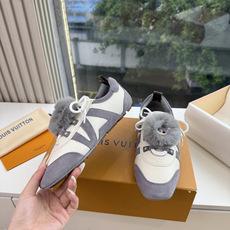 带装饰G000所见即所得2026年秀场上推出的 LV Footprint Soccer 芭蕾运动鞋是 Pharrell 带装饰G000所见即所得2026年秀场上推出的 LV Footprint Soccer 芭蕾运动鞋是 Pharrell