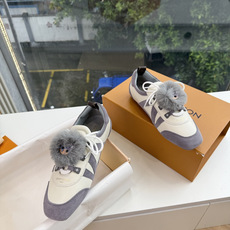 带装饰G000所见即所得2026年秀场上推出的 LV Footprint Soccer 芭蕾运动鞋是 Pharrell 带装饰G000所见即所得2026年秀场上推出的 LV Footprint Soccer 芭蕾运动鞋是 Pharrell