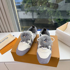 带装饰G000所见即所得2026年秀场上推出的 LV Footprint Soccer 芭蕾运动鞋是 Pharrell 带装饰G000所见即所得2026年秀场上推出的 LV Footprint Soccer 芭蕾运动鞋是 Pharrell