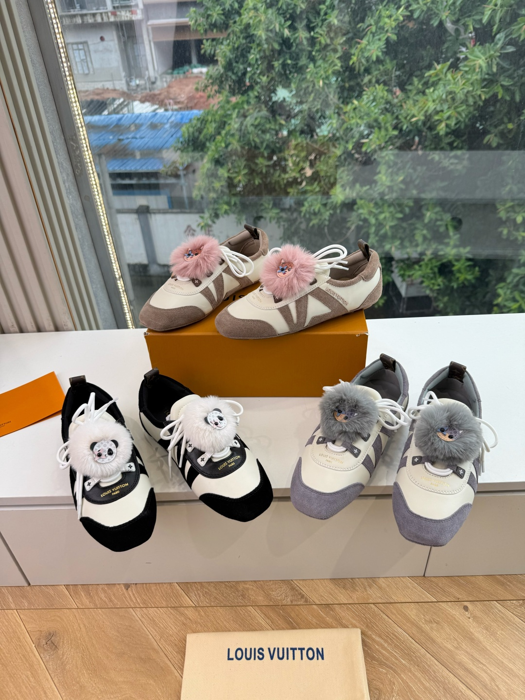 带装饰G000所见即所得2026年秀场上推出的 LV Footprint Soccer 芭蕾运动鞋是 Pharrell 