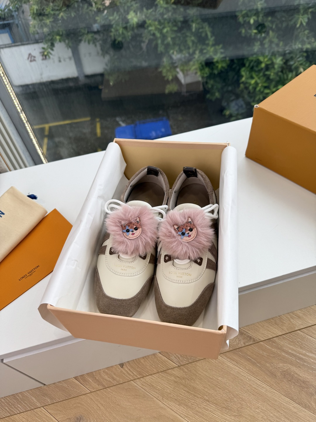 带装饰G000所见即所得2026年秀场上推出的 LV Footprint Soccer 芭蕾运动鞋是 Pharrell 