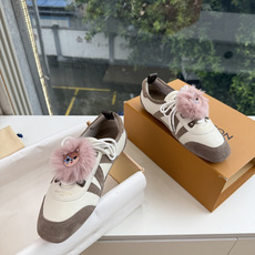 带装饰G000所见即所得2026年秀场上推出的 LV Footprint Soccer 芭蕾运动鞋是 Pharrell 带装饰G000所见即所得2026年秀场上推出的 LV Footprint Soccer 芭蕾运动鞋是 Pharrell