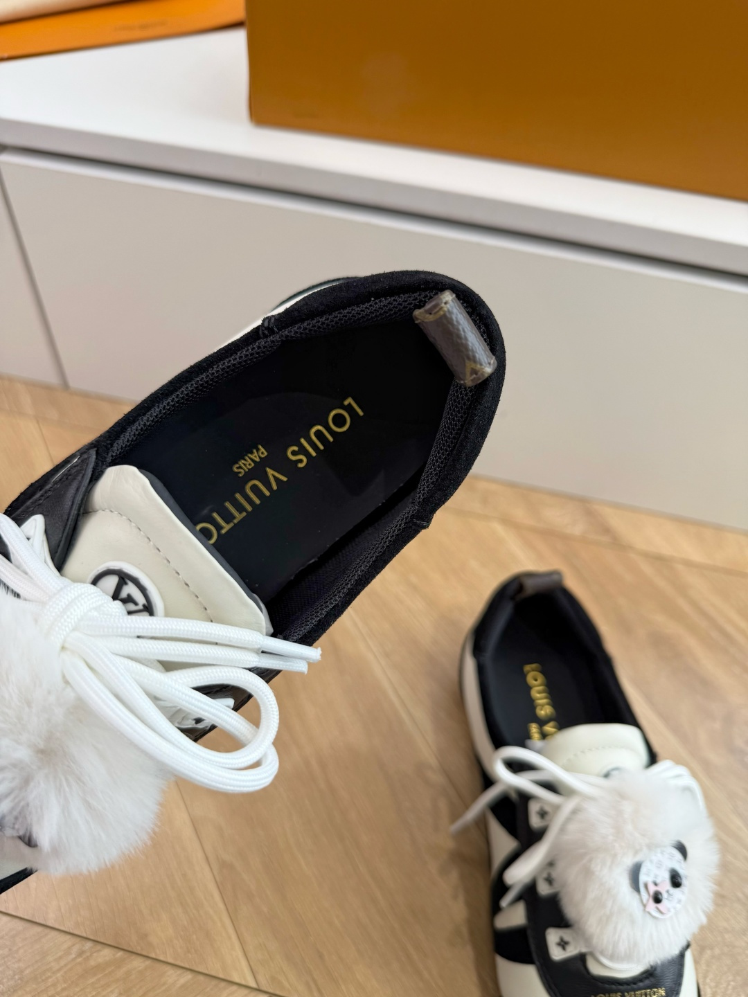 带装饰G000所见即所得2026年秀场上推出的 LV Footprint Soccer 芭蕾运动鞋是 Pharrell 