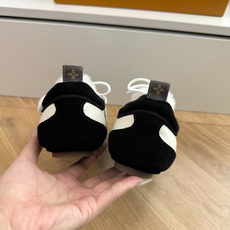 带装饰G000所见即所得2026年秀场上推出的 LV Footprint Soccer 芭蕾运动鞋是 Pharrell 带装饰G000所见即所得2026年秀场上推出的 LV Footprint Soccer 芭蕾运动鞋是 Pharrell